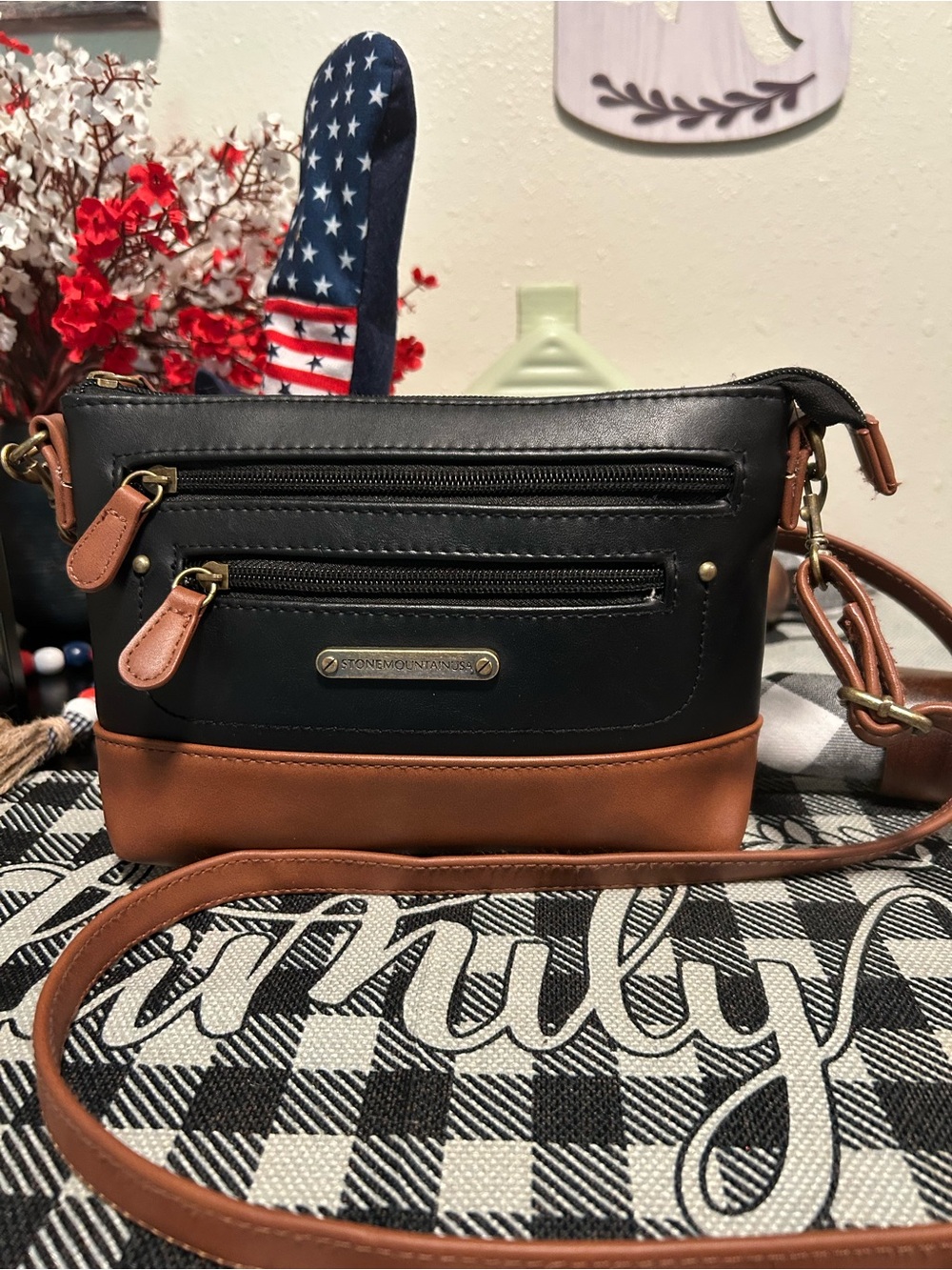Stone Mountain Leather Accessories Black and Brown Crossbody Bag Like New!
